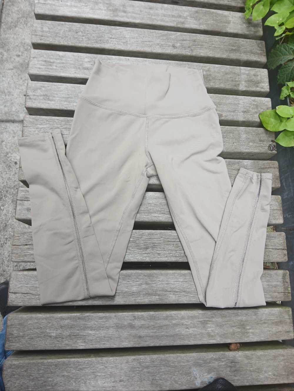 ALO Yoga High-Waist Leggings in Light Beige